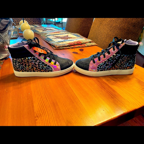 Kid’s High-top Tennis Shoes, size 4 - Picture 2 of 8